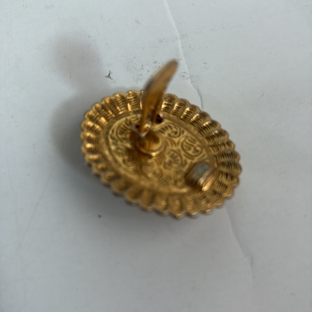 Vintage style gold tone mother of pearl like center w blue stone clip on earring - Picture 7 of 12
